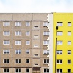 Kontrast zwischen saniertem und unsaniertem Gebäude der WBS 70 (Sechs-Geschosser), Nachweis: © Tom Erdmann