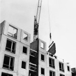 Plattenmontage auf der Baustelle, Foto von 1959, Nachweis:
IRS Erkner, Wissenschaftliche Sammlungen, D_1_17_25_12, Foto: Wolter